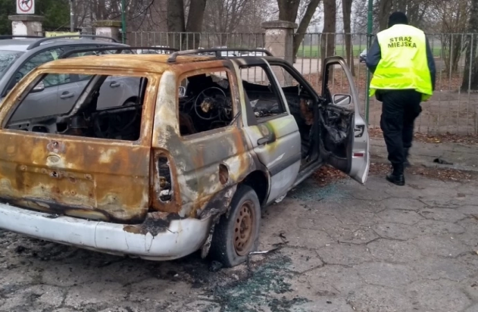 {Olsztyńska Straż Miejska kontynuuje usuwanie wraków z jezdni i parkingów.}