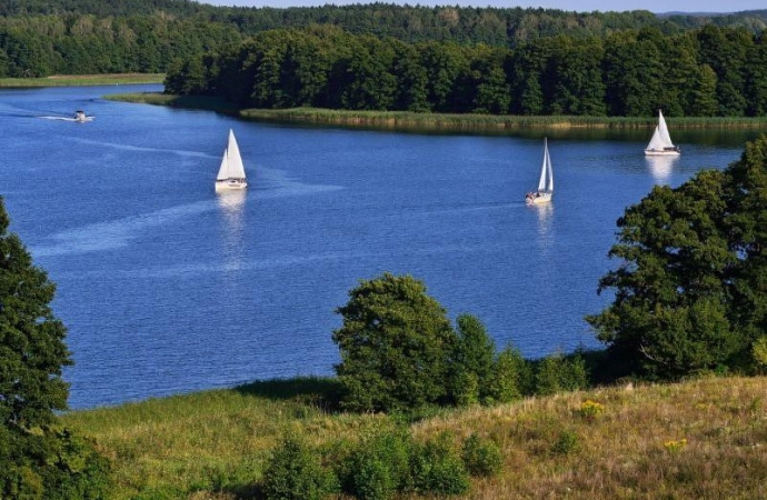 {Budowa drogi wodnej łączącej jeziora Niegocin i Śniardwy, pozwoli utworzyć Pętlę Mazurską o długości ponad 100 km. Właśnie podpisano umowę na opracowanie Studium Wykonalności na kwotę 800 tys. zł.}