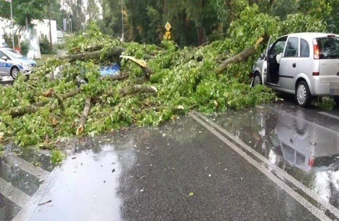 {Wichury doprowadziły do uszkodzenia 6 samochodów na terenie powiatu piskiego.}